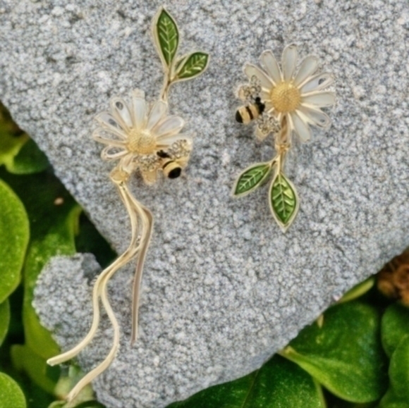 ANTHROPOLOGIE ASYMMETRIC DAISY BEE EARRINGS - Picture 1 of 6